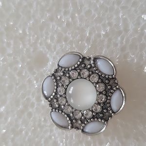 White stone flower Ginger Snap Button 18MM